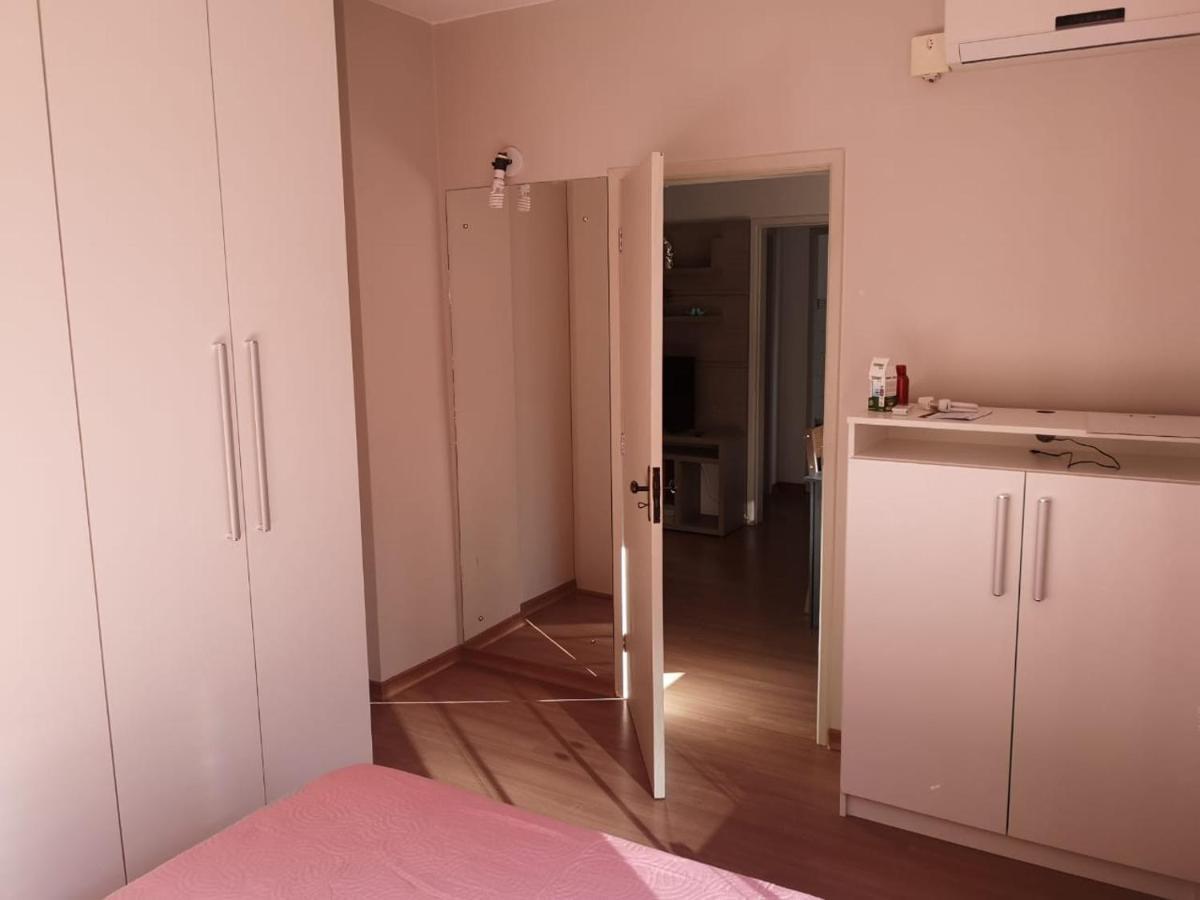 Ensolarado E Espacoso Quarto/Sala No Coracao De Poa ปอร์โตอัลเลเกร ภายนอก รูปภาพ